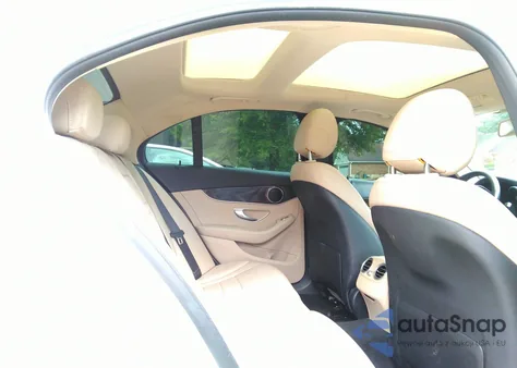 2016 Mercedes-Benz C 300 Luxury/Sport z USA, uszkodzony, nr VIN 55SWF4JB0GU176511